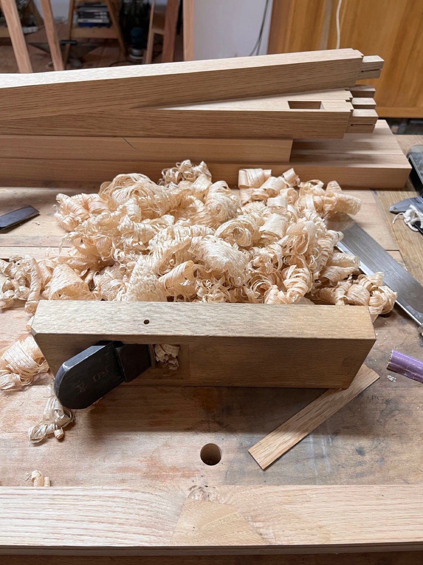 Copeaux de bois et rabot japonais à l'atelier